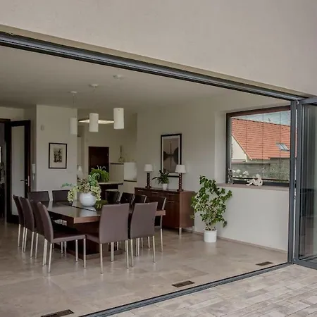 Вилла Luxury Near Prague With Pool And Tennis Court Честлице